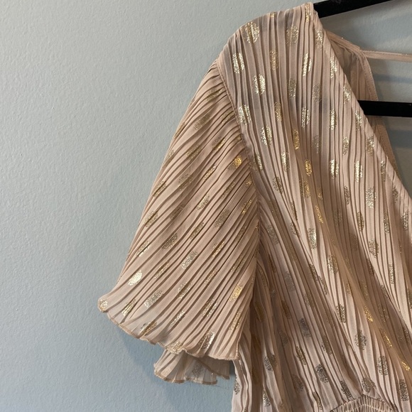 Express Gold Flutter Top - Picture 4 of 6